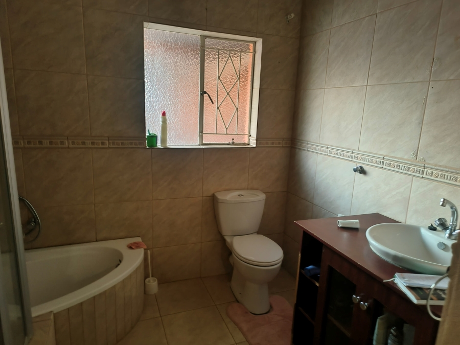 To Let 4 Bedroom Property for Rent in Miederpark North West